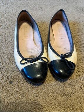Pretty Ballerinas Cream and Black Cap-Toe Ballet Flats